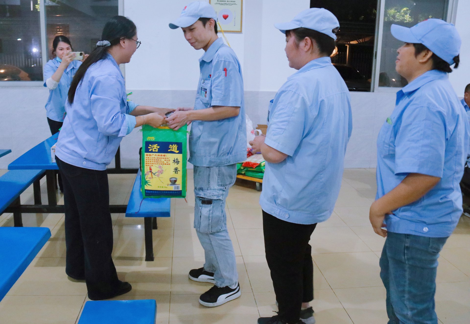 10月份员工生日会照片