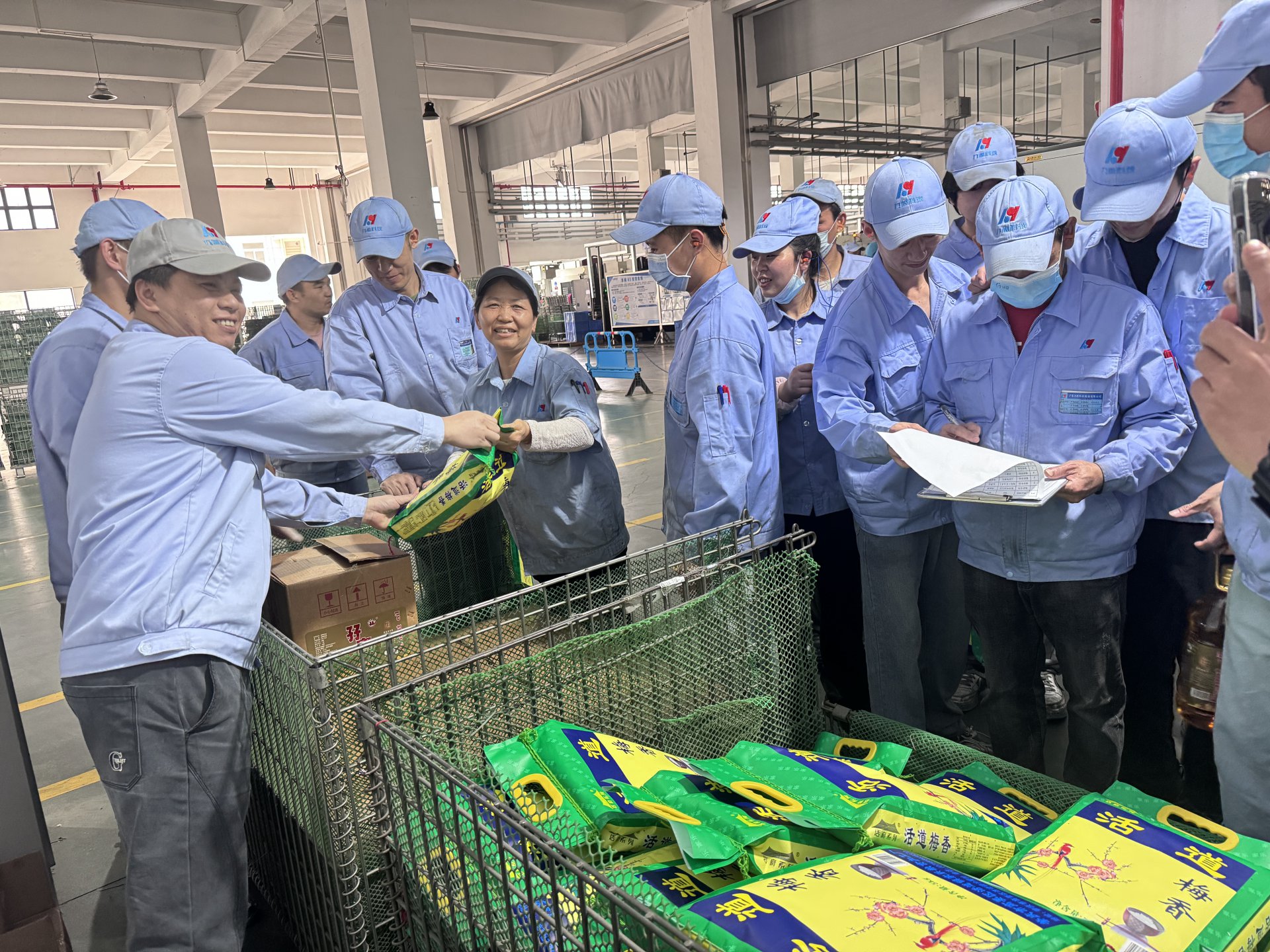 力源科技为员工发放春节福利